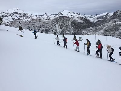 raquetas de nieve en la cerdaña